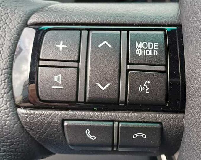 Toyota Hilux Invincible Double Cab 2.8 D-4D MildHybrid AUTOM./AHK/NAVI/KAMERA