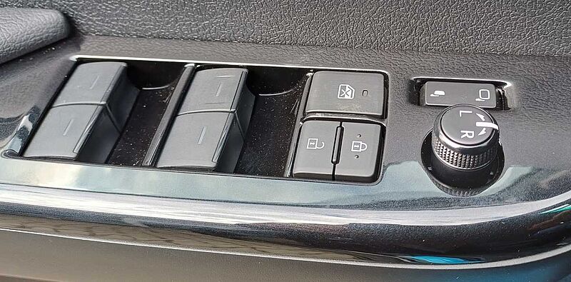 Toyota Hilux Invincible Double Cab 2.8 D-4D AUTOM. /NAVI/KAMERA