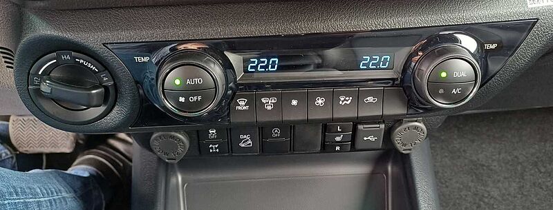 Toyota Hilux Invincible Double Cab 2.8 D-4D MildHybrid AUTOM. /NAVI/KAMERA