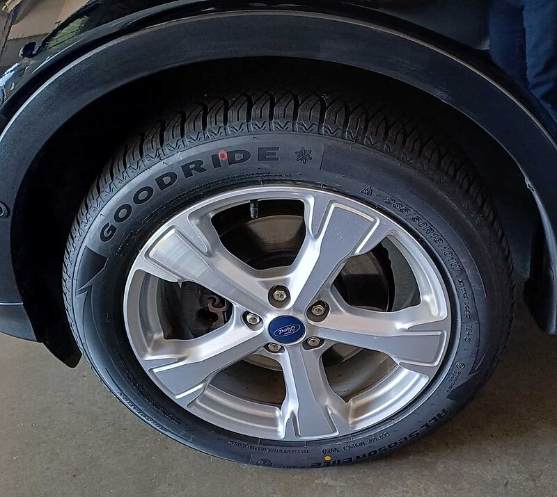 Ford Kuga Black & Silver 4x4 Autom. Navi, WiPa, Pano